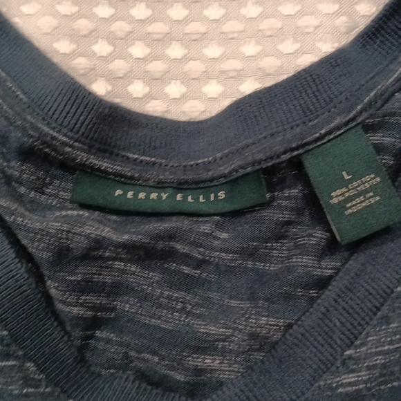 Perry Ellis, large v-neck t-shirt in excellent condition. - Picture 2 of 2